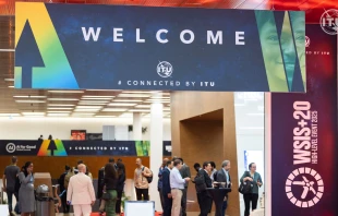 La cumbre WSIS+20 High Level Event 2025, organizada por la Unión Internacional de Telecomunicaciones (UIT) en Ginebra (Suiza), se extenderá hasta el viernes 11 de julio. Crédito: ITU/Pierre Albouy (CC BY-NC-SA 4.0)