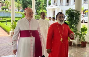 Mons. Gallagher junto al Cardenal Baselios Cleemis en su visita a la India Crédito: Cuenta de X de la Secretaría de Estado/@TerzaLoggia