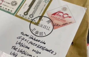 El Papa León XIV recibe cada día un caudal de confidencias gratitud y esperanza en forma de cartas Crédito: Cortesía Poste Italiane