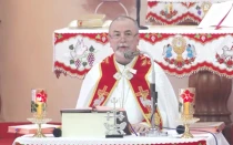 El jesuita Mons. Kyr Cyril Vasil', nombrado delegado pontificio en asuntos litúrgicos para la archieparquía de Ernakulam-Angamaly, en la India, celebra Misa.