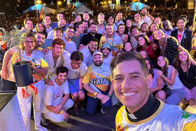 El P. Heriberto García Arias junto a un grupo de jóvenes