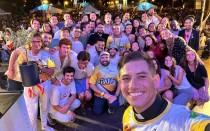 El P. Heriberto García Arias junto a un grupo de jóvenes