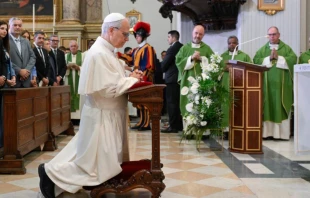 El Papa reza ante el Santísimo antes de comenzar la celebración Crédito: Vatican Media