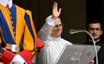 El Papa junto a su secretario, el sacerdote peruano Edgar Iván Rimaycuna, en Castel Gandolfo