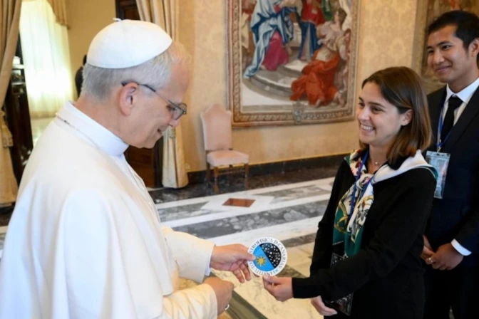 El Papa León XIV saluda a los jóvenes astrónomos este lunes en el Vaticano