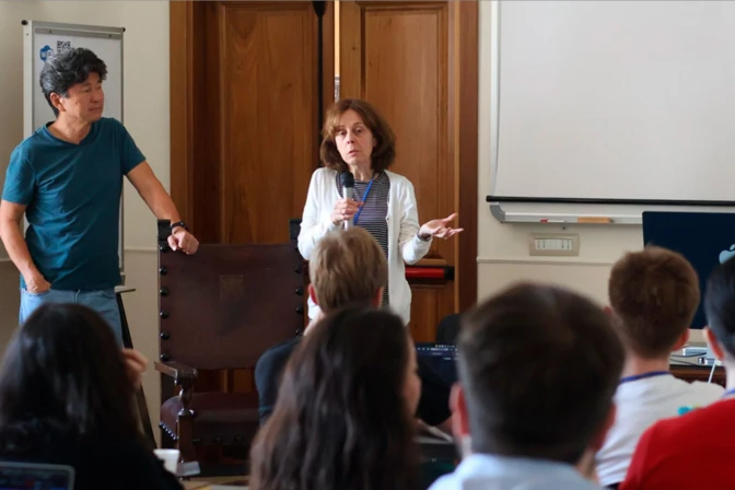 Almudena Alonso-Herrero ha seguido el rastro de las galaxias estudiando en la Universidad Complutense de Madrid y en Oxford, Arizona y Hertfordshire.