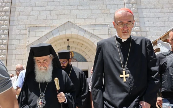 El Patriarca Latino de Jerusalén, el Cardenal Pierbattista Pizzaballa, y el Patriarca Ortodoxo griego Teófilo III, saliendo de la iglesia. Crédito: Caritas Jerusalén