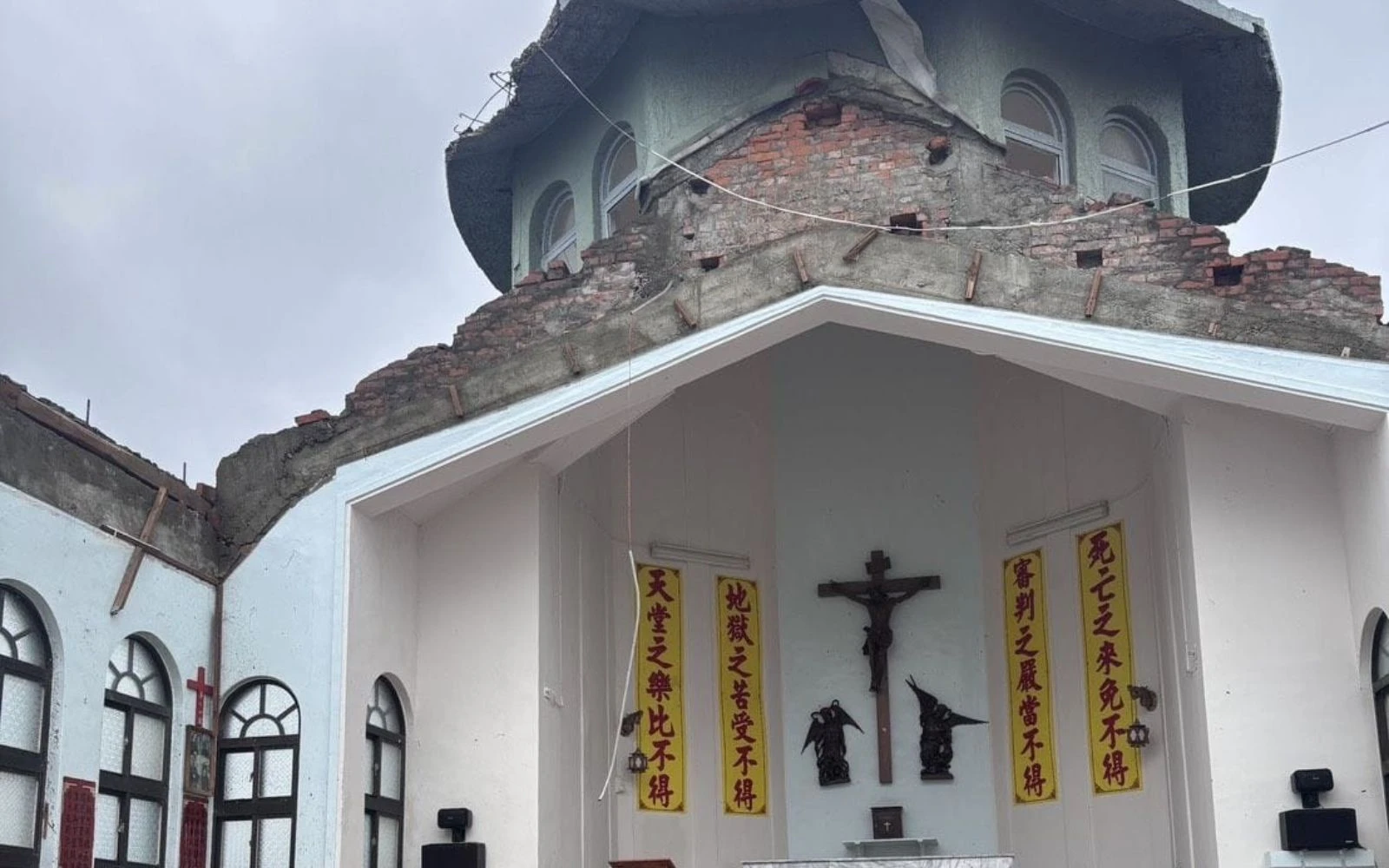 Más de diez iglesias católicas resultaron gravemente dañadas—desde puertas y ventanas destrozadas hasta techos arrancados.?w=200&h=150