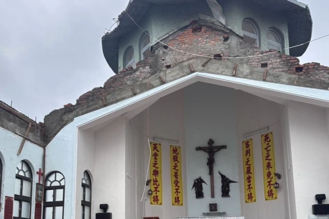 Más de diez iglesias católicas resultaron gravemente dañadas—desde puertas y ventanas destrozadas hasta techos arrancados.