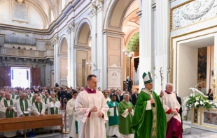 El Papa llega a pie a la catedral  de Albano, sede diocesana a la que pertenece Castel Gandolfo Crédito: Vatican Media