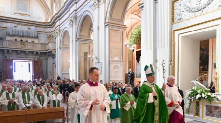 El Papa llega a pie a la catedral