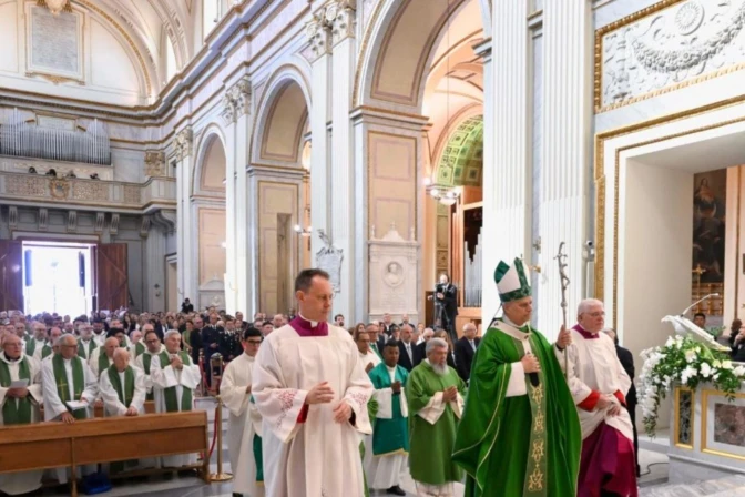 El Papa llega a pie a la catedral