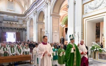 El Papa llega a pie a la catedral  de Albano, sede diocesana a la que pertenece Castel Gandolfo