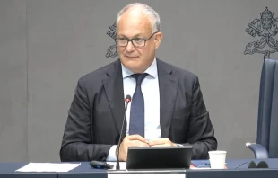 El alcalde de Roma y Comisario Extraordinario para el Jubileo, Roberto Gualtieri, durante la rueda de prensa en el Vaticano Crédito: captura de pantalla Vatican Media