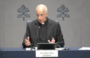 El pro-prefecto del Dicasterio para la Evangelización, Mons. Rino Fisichella, en la rueda de prensa de esta mañana en el Vaticano Crédito: captura de pantalla Vatican Media