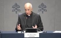 El pro-prefecto del Dicasterio para la Evangelización, Mons. Rino Fisichella, en la rueda de prensa de esta mañana en el Vaticano