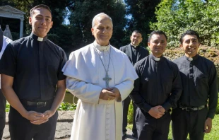 Los tres seminaristas, con el Papa León XIV Crédito: Cortesía de Jesús Israel Aguirre Legaria