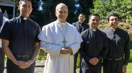 Los tres seminaristas, con el Papa León XIV
