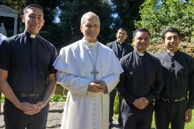 Los tres seminaristas, con el Papa León XIV