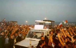 San Juan Pablo II, EN papamóvil entre el entusiasmo de dos millones de jóvenes Crédito: Vatican Media/  Osservatore Romano