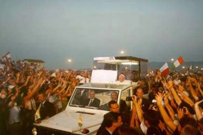 San Juan Pablo II, EN papamóvil entre el entusiasmo de dos millones de jóvenes - Foto Osservatore Romano