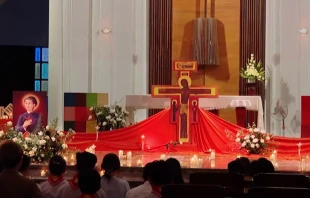 Imagen de la veneración de las reliquias del beato vietnamita Crédito: captura de pantalla Vatican Media