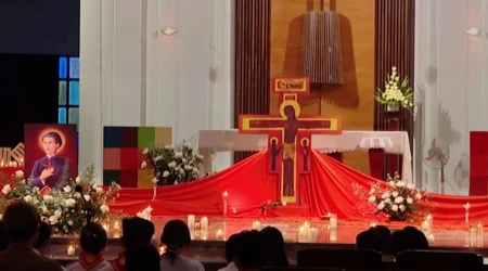 Imagen de la veneración de las reliquias del beato vietnamita