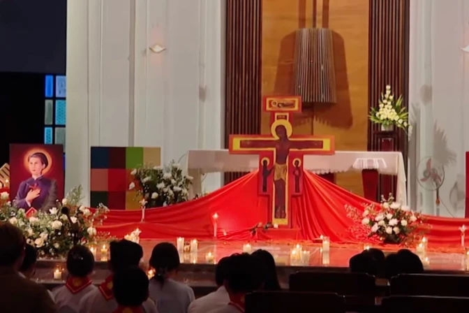 Imagen de la veneración de las reliquias del beato vietnamita