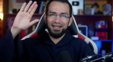 El P.Byron Cadmen tiene 34 años y se define como un sacerdote millennial