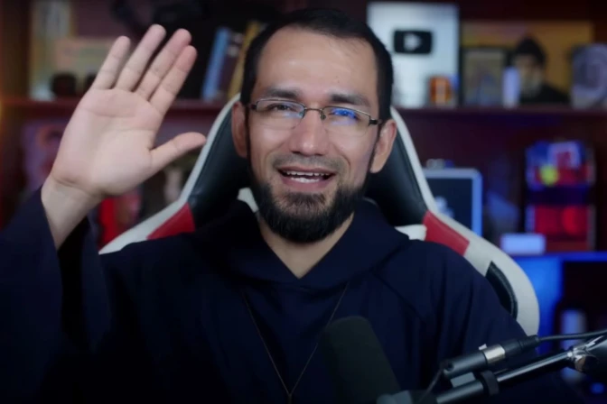 El P.Byron Cadmen tiene 34 años y se define como un sacerdote millennial