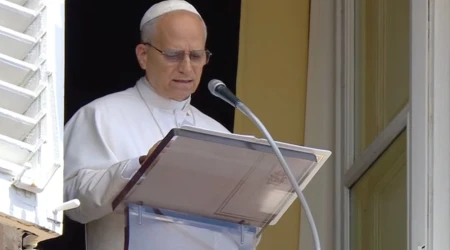 León XIV se asomó a la ventana del Palacio Apostólico para rezar el Ángelus