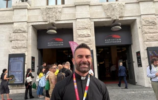 El P. Cosimo Schena es sacerdote de la parroquia de San Francesco, en la diócesis de Brindisi, en el sur de Italia Crédito: Victoria Cardiel/EWTN News