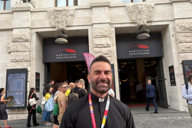 El P. Cosimo Schena es sacerdote de la parroquia de San Francesco, en la diócesis de Brindisi, en el sur de Italia