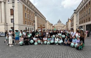 Un grupo de jóvenes de origen de Taiwán antes de pasar por la Puerta Santa de la Basílica de San Pedro Crédito: Victoria Cardiel/EWTN News