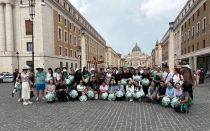 Un grupo de jóvenes de origen de Taiwán antes de pasar por la Puerta Santa de la Basílica de San Pedro