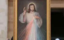 Un cuadro con la imagen de la Divina Misericordia en el Vaticano.