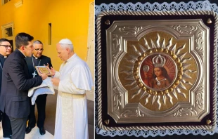 El Papa León XIV conmovido al recibir imagen del Divino Niño del Milagro Eucarístico de Eten en repujado de aluminio, 27 de junio de 2025. Crédito: Cortesía del P. Samuel David Miranda