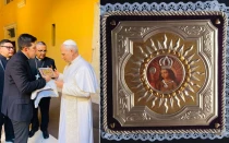 El Papa León XIV conmovido al recibir imagen del Divino Niño del Milagro Eucarístico de Eten en repujado de aluminio, 27 de junio de 2025.