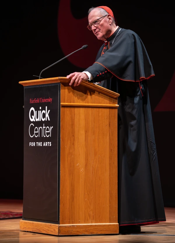 El Cardenal Timothy Dolan se dirige a la multitud reunida en la Universidad de Fairfield el 5 de septiembre de 2025. Crédito: David C Gray / GrayPeak Images.