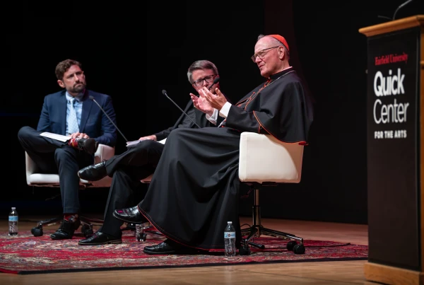 El Cardenal Timothy Dolan se dirige a la multitud reunida en la Universidad de Fairfield el 5 de septiembre de 2025. Crédito: David C Gray / GrayPeak Images.