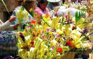 Ramos y palmas del Domingo de Ramos en el atrio de una iglesia. Crédito: Flickr Roberto Urrea CC BY-NC-ND 2.0 DEED