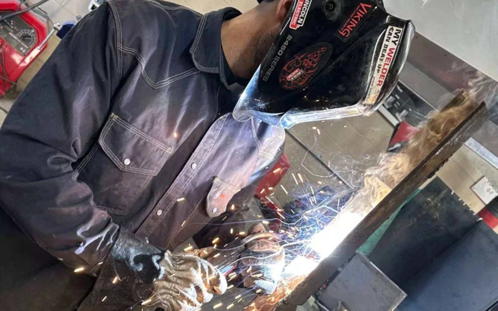 El P. Dominic Couturier, capellán e instructor de soldadura en la Academia de Oficios Harmel, en Grand Rapids, Michigan, disfruta de la soldadura por arco, la capacitación de futuros soldadores y ser sacerdote.?w=200&h=150