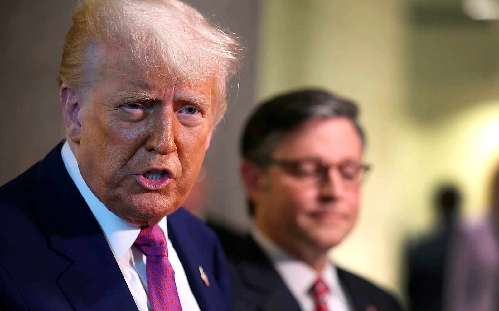 El presidente Donald Trump habla con la prensa tras una reunión de los congresistas republicanos en el Capitolio de los Estados Unidos el 20 de mayo de 2025.?w=200&h=150