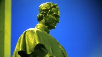 Estatua de San Juan Bosco.