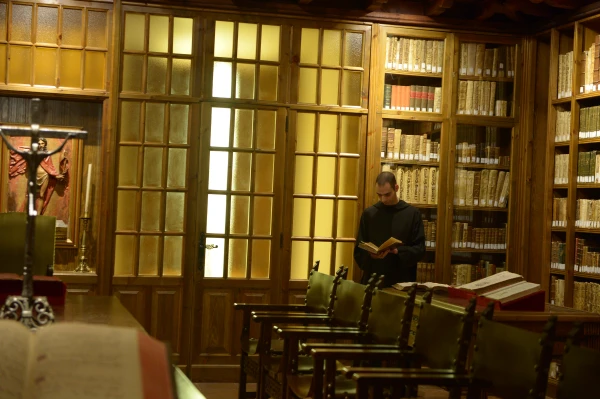 Durante un año y medio se dedicaron a investigar las recetas medievales del licor de hierbas. Crédito: Cortesía de fray Eduardo Oliver