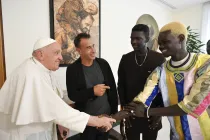 El Papa Francisco recibe en Santa Marta al director de cine Matteo Garrone y el elenco de la película "Io capitano" (Yo capitano)