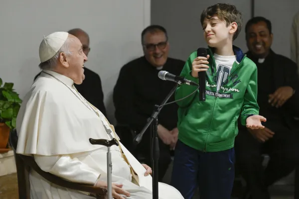 Los niños hacen sus preguntas al Papa Francisco. Crédito: Vatican Media