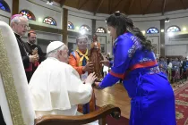 El Papa Francisco bendice la estatua de Nuestra Señora Celestial de Mongolia