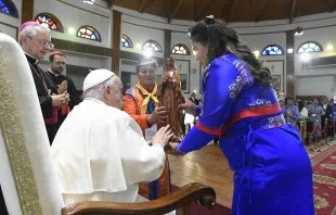 El Papa Francisco bendice la estatua de Nuestra Señora Celestial de Mongolia Vatican Media