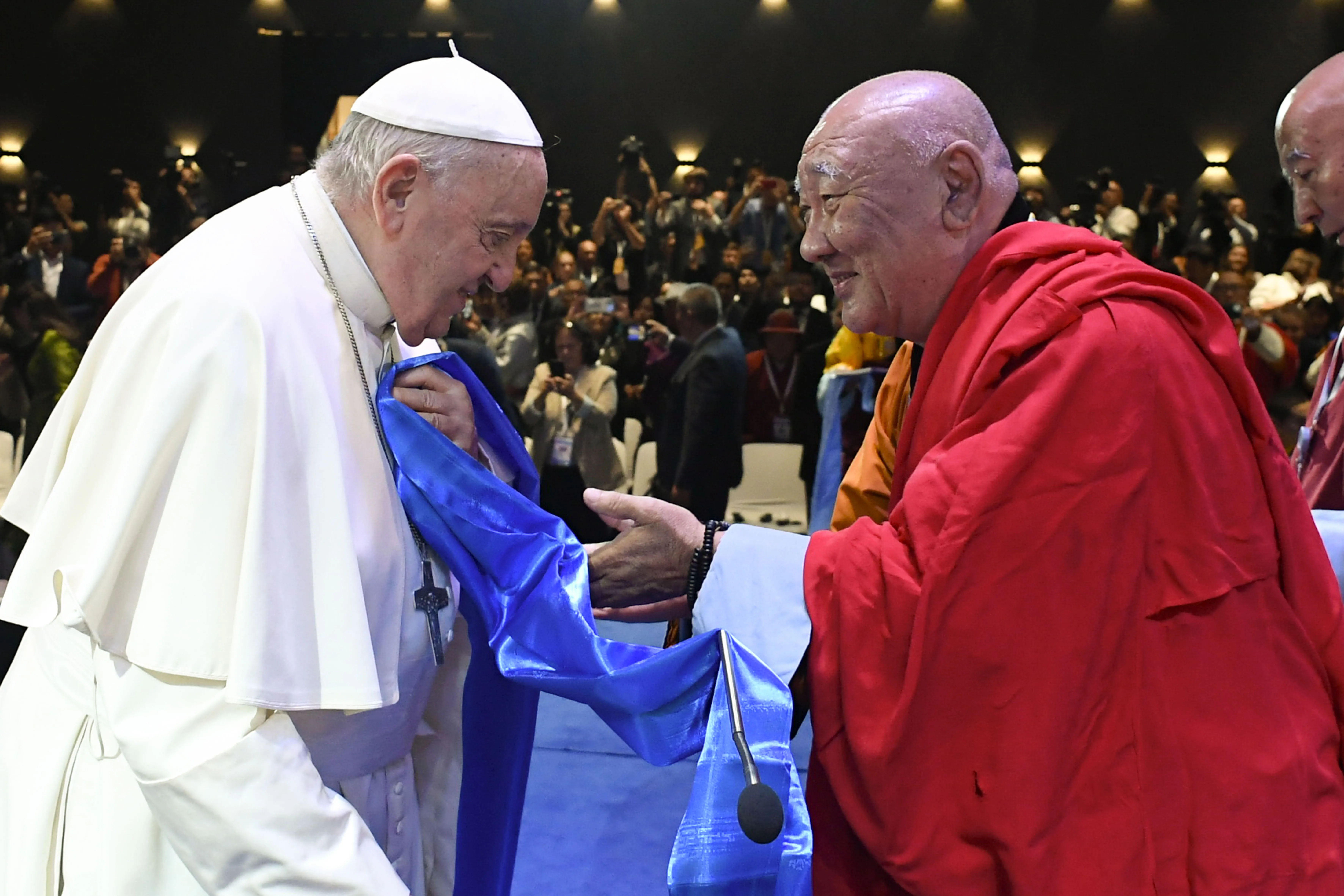 Papa Francisco con autoridad budista en Mongolia
